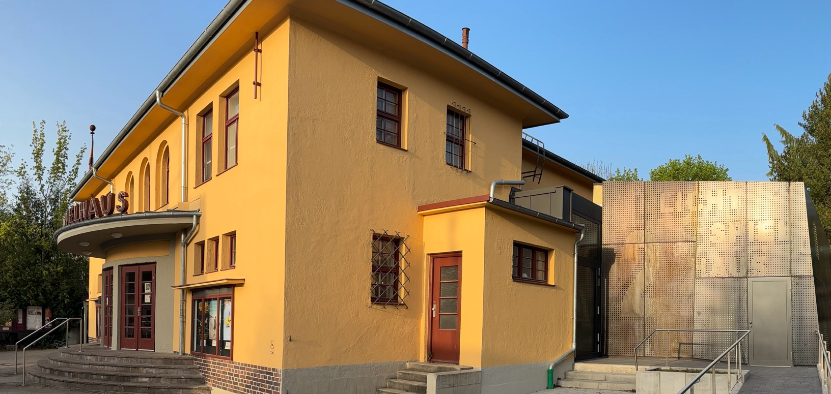 Außenansicht mit Anbau