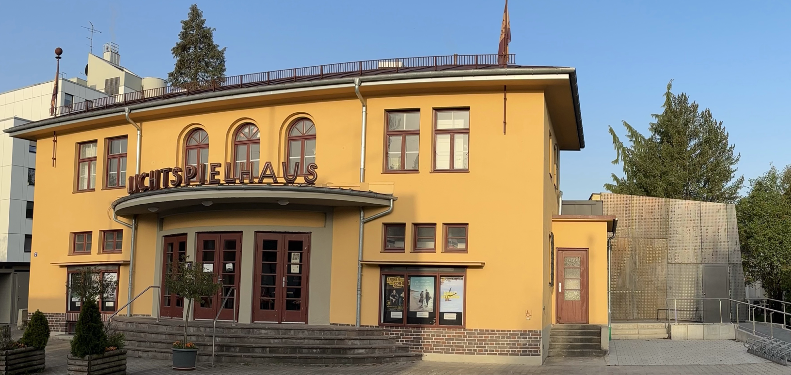 Lichtspielhaus mit Anbau